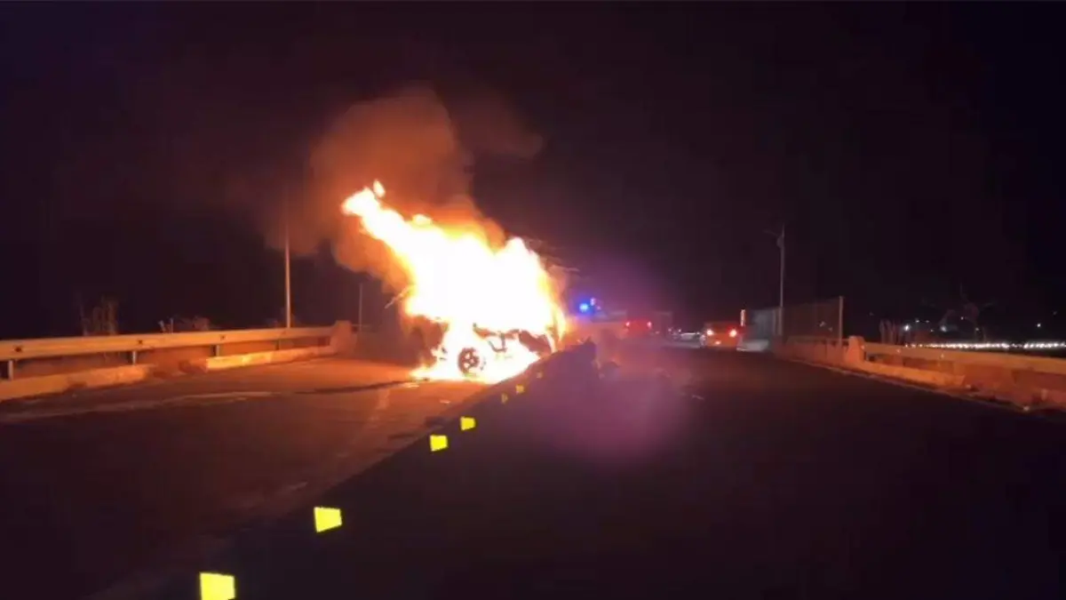 Un aparatoso choque de un vehículo particular contra la valla de contención que terminó por incendiarse dejó como saldo una persona herida